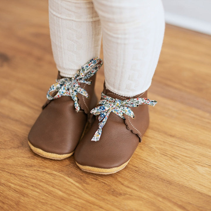 baby girl brown leather baby boots wit soft soles.